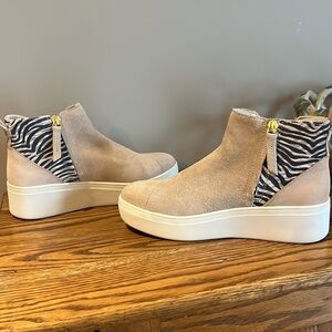 Woman’s size 5 Tom’s wedge suede shoes zebra